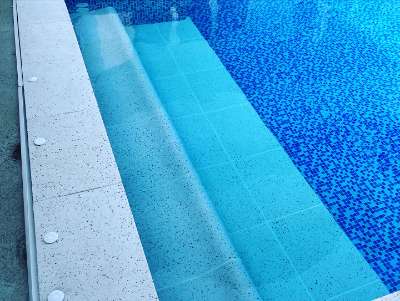 Rubni kamen sediste klupa LV POOLS