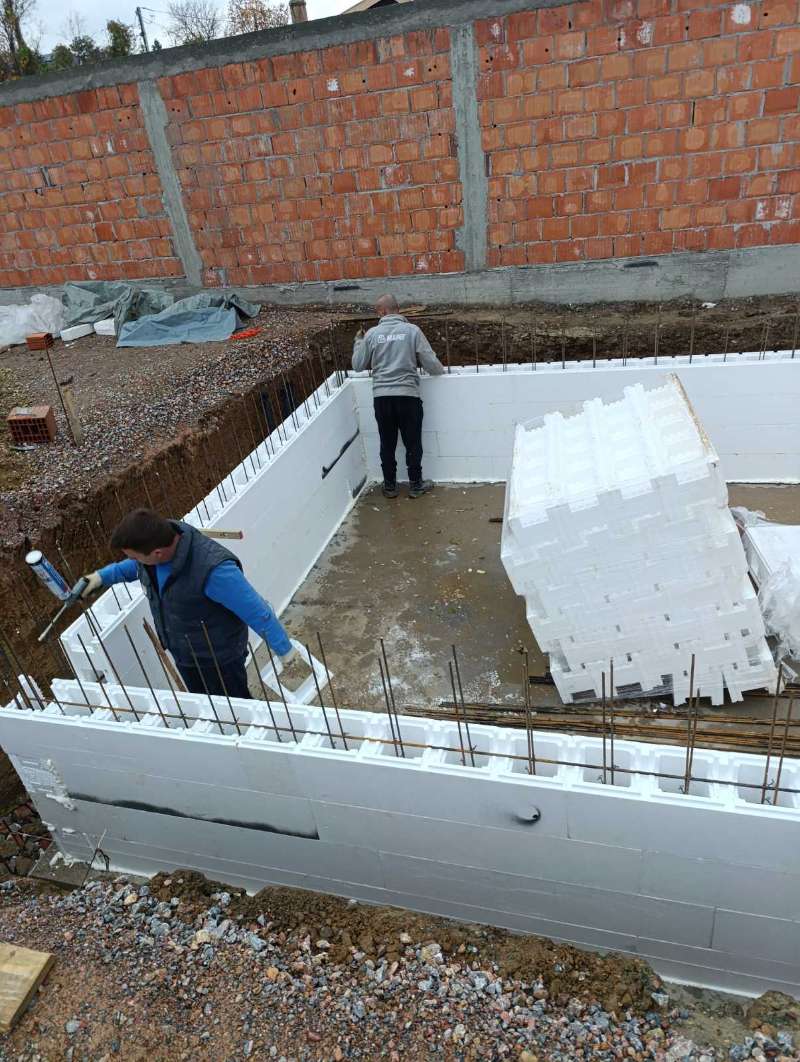 Zidanje zidova bazena od EPS stiropornih blokova
